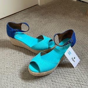 NWT Toms blue vegan wedge women’s sandals size 7